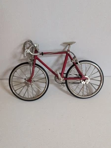 Bicicleta de Carreras Miniatura ROJA Escala 1/10 Para Riley & DJ NUEVA EN CAJA - Imagen 1 de 5