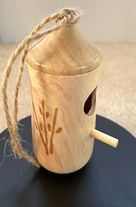Casa Colibrí. Artesano de madera. Cuerda colgante. 5" de alto 2" de ancho. Adorable. - Imagen 1 de 4