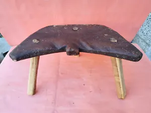 VECCHIO SGABELLO ANTICO LEGNO PRIMITIVO FATTO A MANO SEDIA TREPPIEDE GAMBE RUSTICO 19° - Foto 1 di 10