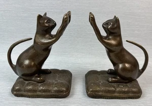 2 Vintage SPI Buchstützen massiv Messing neugierige Katzen auf Kissen   - Bild 1 von 6