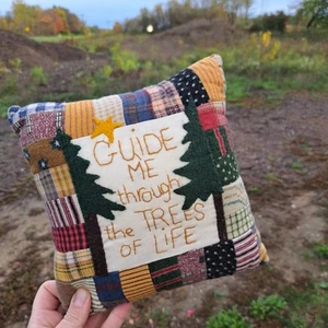 Mini almohada hecha a mano Guide Me Through The Trees Of Life 9x9" núcleo de cabina a cuadros - Imagen 1 de 5