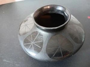 4" X 7" Mata Ortiz Black on Black Mexican Pottery Vessel Designed By Lupe Soto - Picture 1 of 5