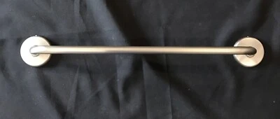 Toallero de jengibre de 18 pulgadas en níquel satinado Hotelier 0302/SN W10 Foto 1 de 4