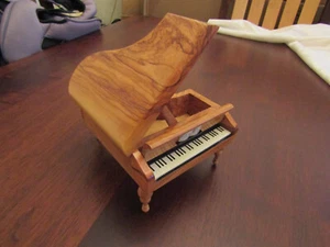 JOYERÍA DE PIANO DE COLA / CAJA DE BARATIJAS - MADERA BURL - Imagen 1 de 9