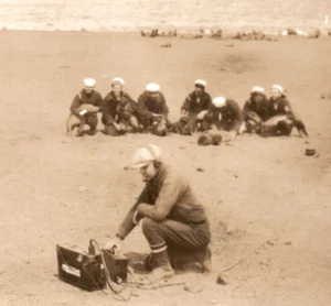 Cartolina fotografica reale marinai seconda guerra mondiale con sigilli sulla spiaggia e radio - Foto 1 di 3