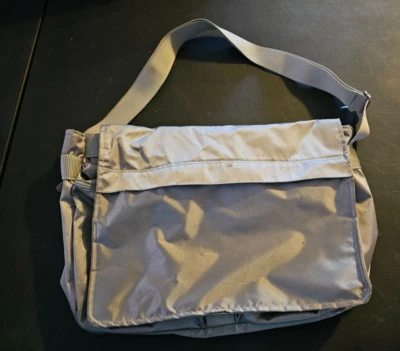 TRAVEL Organizer Carry Bag 11X14"X4" Temple Shoulder Strap Silver by LeSportsac Foto 1 de 4