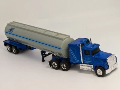 Camión de colección Ertl 1184 1:64 Mighty Movers azul Ford LTL 9000 dormitorio con cisterna Foto 1 de 4