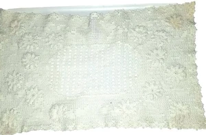 Bufanda de mesa de encaje. Floral. Crochet. Off White. 15 x 9 pulgadas  - Imagen 1 de 3