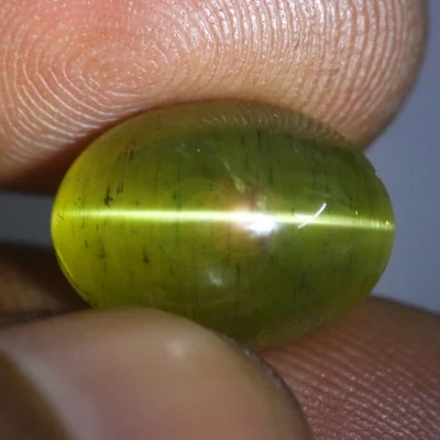 10,02 Cts_Línea muy afilada rara de encontrar_Ojo de gato apatita 100 % natural sin calefacción Foto 1 de 3