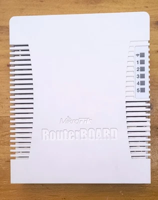 Router MikroTik RB951Ui-2HnD + alimentatore - Immagine 1 di 4