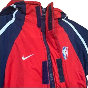 Cappotto invernale vintage Nike Team NBA bambino 2T puffer blu rosso foderato in pile zip - Foto 1 di 11