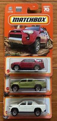 Lote de 3 Camionetas Hilux Matchbox Toyota - Rojo 4Runner y Verde y Blanco 2018 (Q) Foto 1 de 4
