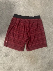 LULULEMON HERRENSHORTS - GRÖSSE XL - OHNE ETIKETT - WEINROT UND SCHWARZ GESTREIFT - BREITE TAILLE - Bild 1 von 24