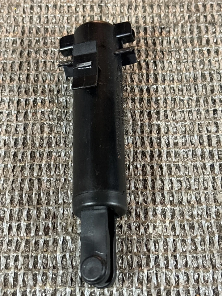 51168224806 амортизатор перчаточного ящика bmw 325xi 2004  - Изображение 1 из 4