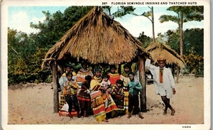 Familia Seminole en casa con techo de paja nativo americano postal vintage SB1 - Imagen 1 de 2
