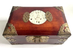 Vintage Holz und Messing Schmuckkästchen Chinoisserie Shanghai handgeschnitzt Jade - Bild 1 von 11