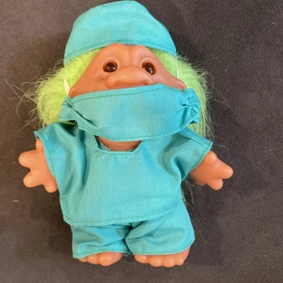 De colección 1986 Norfin DAM Troll 5" Interno Cabello Verde Ámbar Ojos Cirujano Médico Foto 1 de 4