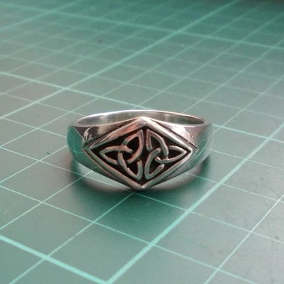 .925 Solid Sterling Silver Celtic Twin Triquetra Knot Finger Ring Size N - Image 1 of 4