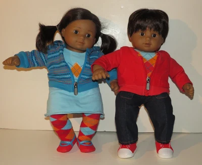 American Girl Bitty Baby Muñeca Gemelos Morena Tez Oscura Trajes Originales Foto 1 de 4