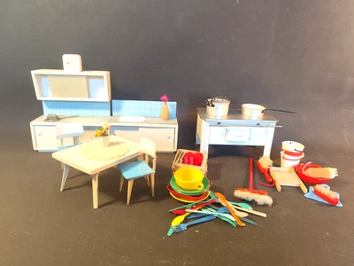 DDR Puppenstube Zubehör Küche Blechherd Spüle Anrichte Tisch + Stuhl  Geschirr - Bild 1 von 4