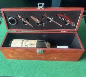 Cassetta Vino in Legno + SET 4PZ Apri Bottiglia, Tappo, Dosatore - Foto 1 di 3
