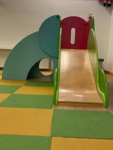Kinderrutsche Holz, Blau/Grün/Rot, für Kinderbetreuung U3 geeignet, Kinderspaß - Bild 1 von 4
