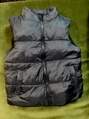 Boy's Old Navy Black Puffer Vest Sz. Small 6-7 - Image 1 of 4