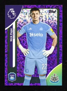 Topps Premier League 2026 Nick Pope Newcastle United Viola Parallelo 137/199 - Foto 1 di 2