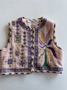 ZARA bestickte Boho Weste gesteppt Blumen Volkskunst Jacke rosa bunt S - Bild 1 von 17