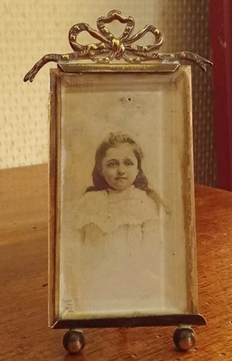 Ancien  Petit Mini Cadre Photo à Poser  Décor Noeud Style Louis XVI Laiton Verre - Photo 1/4