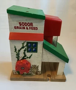 Thomas and Friends Ferrovia in Legno Sodor Grain & Feed Edificio Ottime Condizioni Funzionante - Foto 1 di 14
