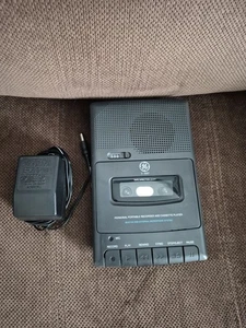 Registratore e lettore cassette portatile personale GE 3-5027A vintage - funzionante! - Foto 1 di 11