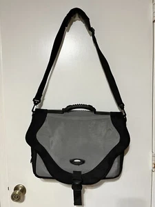SOLO Gray Black Poly Twist Computer Messenger Bag 17" x 14" x 3" Polyester - Picture 1 of 14