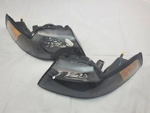Juego de faros de repuesto directos para Ford Mustang 1999-2004 carcasa negra - Imagen 1 de 1