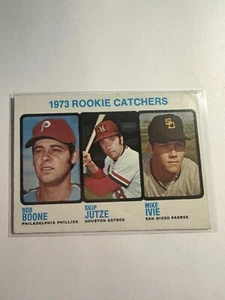 K114,872 - 1973 Topps #613 Rookie Catchers/Bob Boone RC/Skip Jutze RC/Mike Ivie - Picture 1 of 1