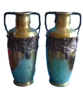 paire Vases Art Nouveau Allemagne Décors Pommes De Pins Laiton bronze par Kaiser - Imagen 1 de 9