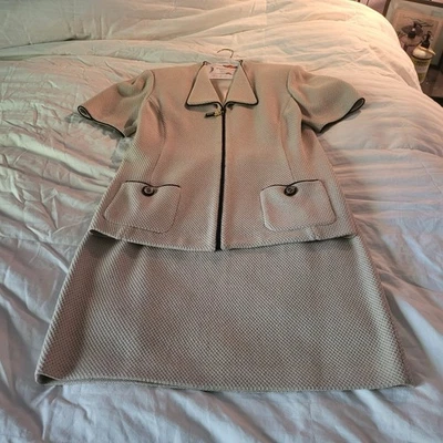 Nice Beige & White W Specks of Gold St John Jacket & Skirt Suit sz 12 - Image 1 of 4