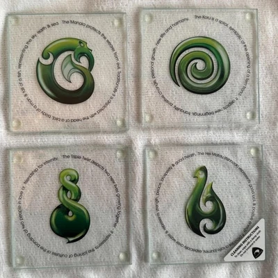 Posavasos de vidrio Fusion™ Greenstone Icons Nueva Zelanda Manaia Koru Hei Matau Twist Foto 1 de 4