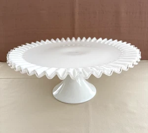 Vintage Fenton bianco vetro latte argento crest bordo arruffato piedistallo supporto torta - Foto 1 di 8
