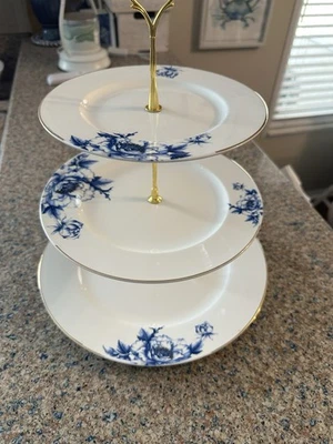 Suporte para servidor de alimentos 3 camadas - Porlien Steve & Won porcelana ouro aparado azul floral - Imagem 1 de 4