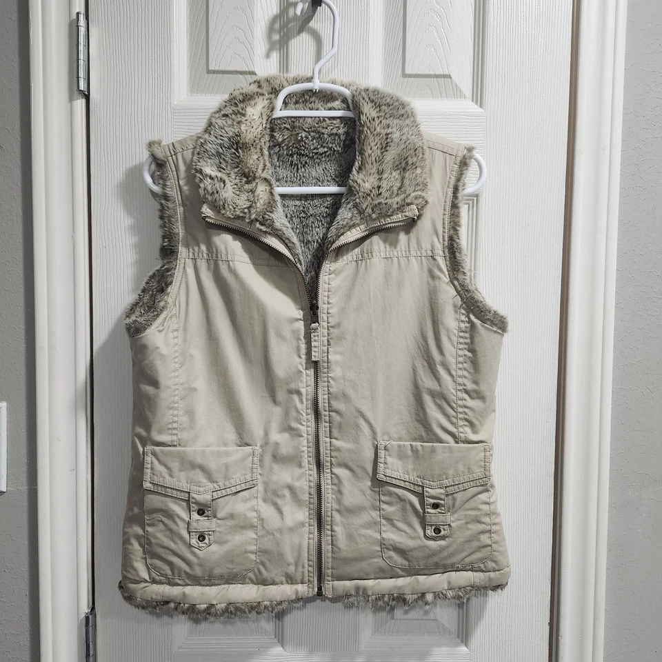 Colete utilitário feminino Old Navy reversível forrado de pele sintética médio bronzeado bolsos com zíper - Imagem 1 de 4