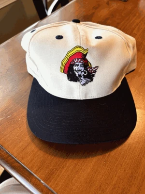 NUEVA GORRA DE BÉISBOL CAPTAIN MORGAN Ron Snapback Bordada Logo Pirata Foto 1 de 2