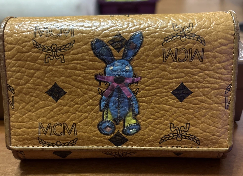 Cartera plegable MCM Visetos patrón conejo conejito beige rosa negro logotipo cremallera alrededor Foto 1 de 4