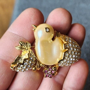 Broche prendedor Nolan Miller tono dorado huevo de pollito imitación perla pollo granjero Pascua de colección - Imagen 1 de 6