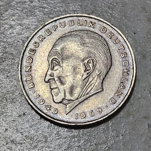 WEST GERMANY 🇩🇪 TWO (2) DEUTCSCHE MARK COIN 1973 F (MINTED IN STUTTGART) - Picture 1 of 2