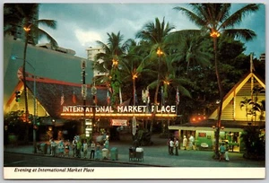 Postkarte Hawaii Waikiki HI Abend auf dem internationalen Marktplatz - Bild 1 von 2