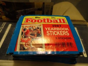(1) 1987 Topps Football Sticker Pack - 7 Sticker Cards Rc HOF - Bild 1 von 3