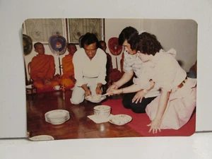 1980S VINTAGE FOUND PHOTOGRAPH COLOR ORIGINAL PHOTO COUPLE PRAY EATING W/ MONKS - Picture 1 of 4