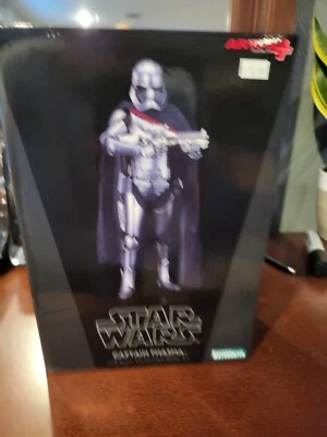 Estátua pré-pintada Kotobukiya ArtFX+ Star Wars Captain Phasma escala 1/10 - Imagem 1 de 3