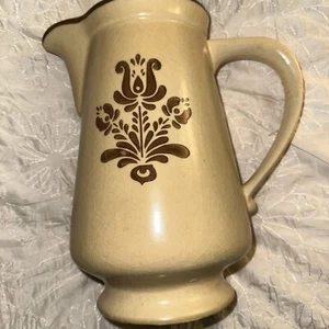 Vintage Pfaltzgraff Village 2 Qt. Braun/Hellbraun Steinzeug Krug # 416 USA (NOS) - Bild 1 von 2